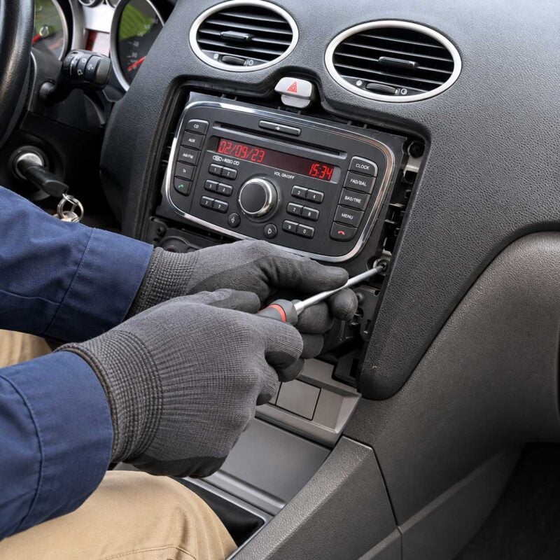 Rechte untere Torxschrauben loesen am ovalen Ford Radio