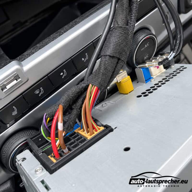 Rückseite des VW Discover Media MIB2 PQ im T6 ab 2015 mit angeschlossenem Fahrzeugkabelbaum sowie Antennen-, GPS- und USB-Leitungen.