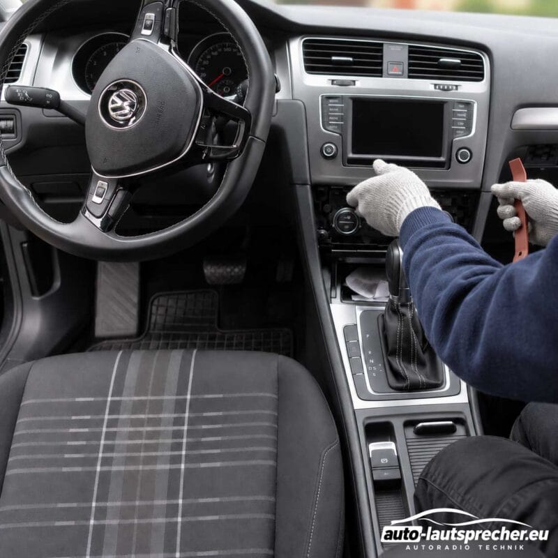 Unterer Teil der Radioblende im VW Golf VII lockern 4 Klipse
