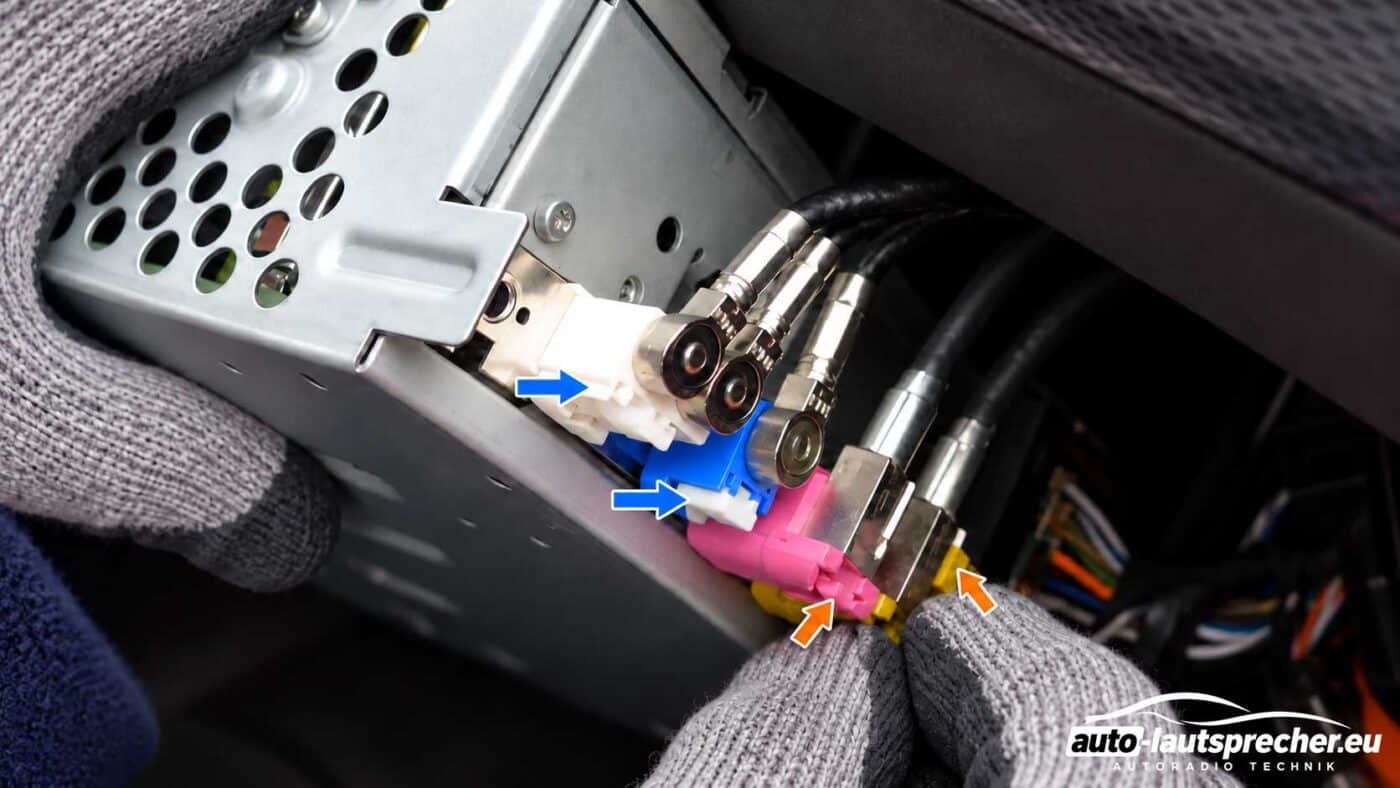 VW Golf VII Discover Media Stecker Rueckseite abziehen
