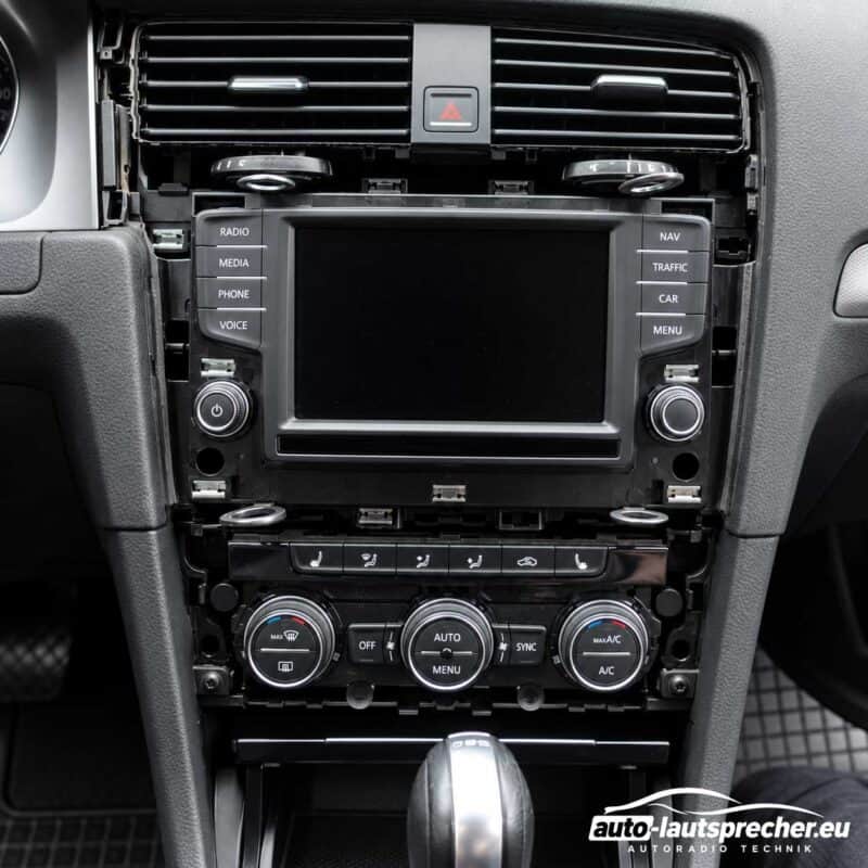 VW Golf VII Mittelkonsole Radio ohne Abdeckung mit 4 Entriegelungsbuegel