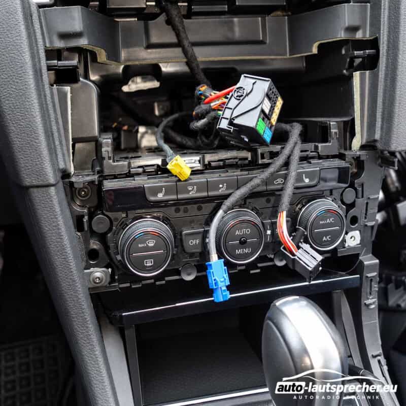 VW Golf VII bis Facelift 2017 Radioschacht mit Kabelbaum