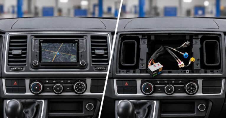VW T6 ab 2015 im Vorher-nachher-Vergleich: links das eingebaute Werksradio, rechts der offene Radioschacht mit Kabelbaum und Antennensteckern.