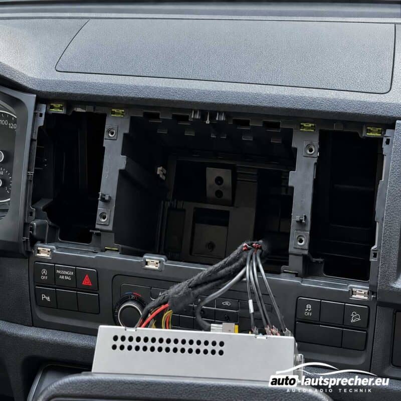 Leerer Radioschacht im VW T6 ab 2015 mit freiliegenden seitlichen Befestigungspunkten nach dem Ausbau von Radio und Radioblende.
